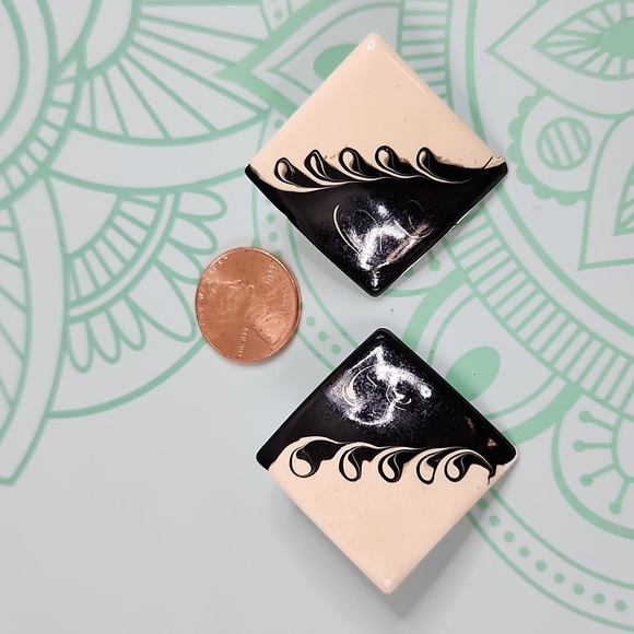 5/$20 Bundle deal - Pierced Earrings - Picture 5 of 5